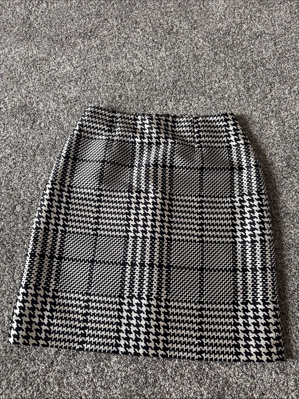 White House Black Market Houndstooth Skirt - Classic Women's Skirt, size 2